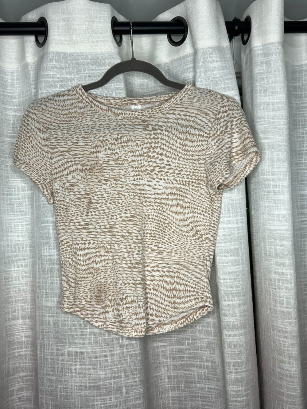 Old Navy Patterned Ultra Lite Brown and White T-Shirt